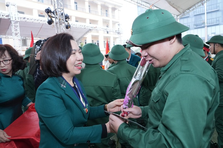 Chủ tịch Ủy ban MTTQ Việt Nam Thành phố Nguyễn Lan Hương động viên tân binh quận Tây Hồ lên đường nhập ngũ- Ảnh 3.