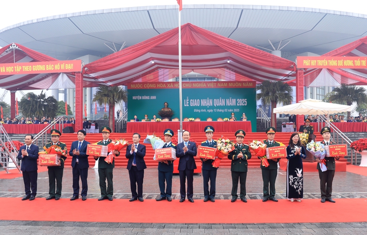 Hanoi Council Chairman Nguyen Ngoc Tuan encourages Dong Anh's new recruits- Ảnh 1. Hanoi Council Chairman Nguyen Ngoc Tuan encourages Dong Anh's new recruits- Ảnh 1.
