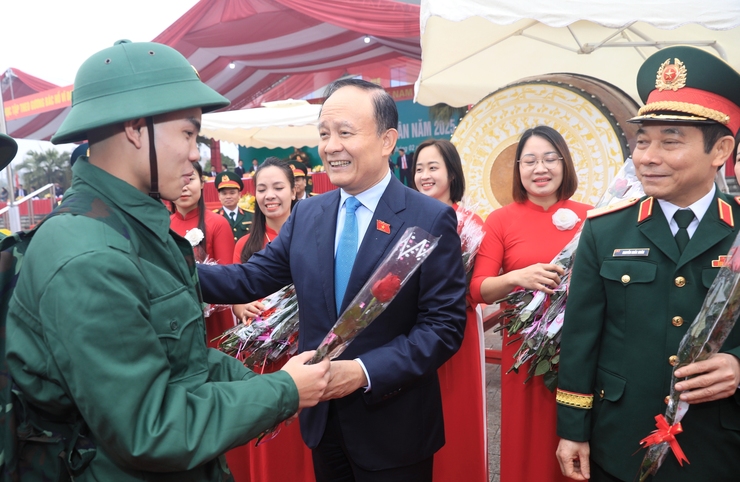 Hanoi Council Chairman Nguyen Ngoc Tuan encourages Dong Anh's new recruits- Ảnh 2. Hanoi Council Chairman Nguyen Ngoc Tuan encourages Dong Anh's new recruits- Ảnh 2.