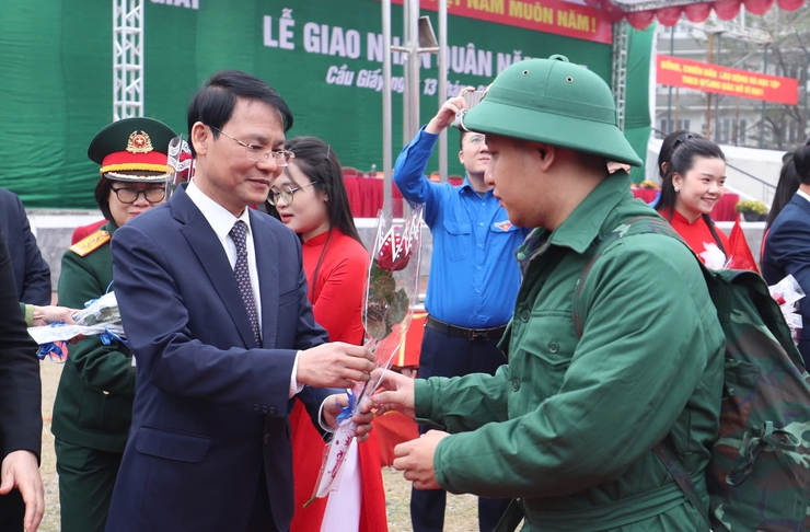 Phó Chủ tịch HĐND Thành phố Phạm Quí Tiên dự Lễ giao, nhận quân tại quận Cầu Giấy- Ảnh 3.