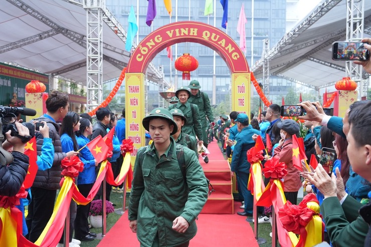 Chủ tịch Ủy ban MTTQ Việt Nam Thành phố Nguyễn Lan Hương động viên tân binh quận Tây Hồ lên đường nhập ngũ- Ảnh 5.