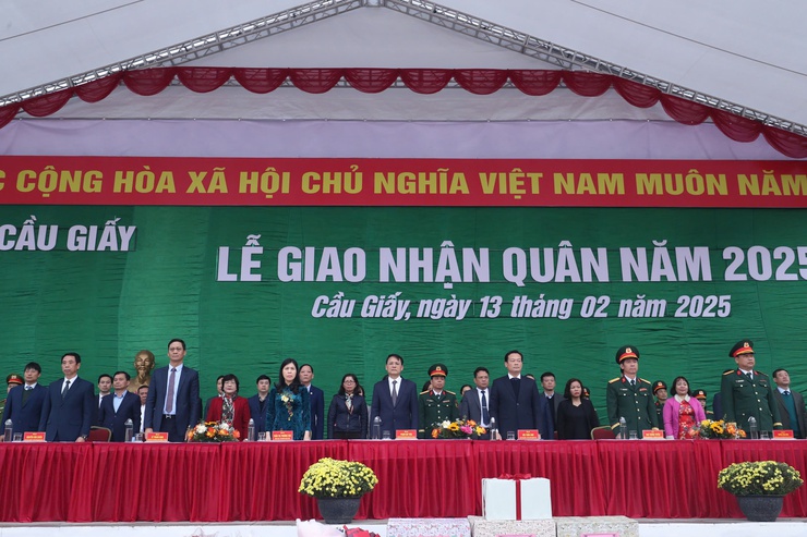 Phó Chủ tịch HĐND Thành phố Phạm Quí Tiên dự Lễ giao, nhận quân tại quận Cầu Giấy- Ảnh 1.