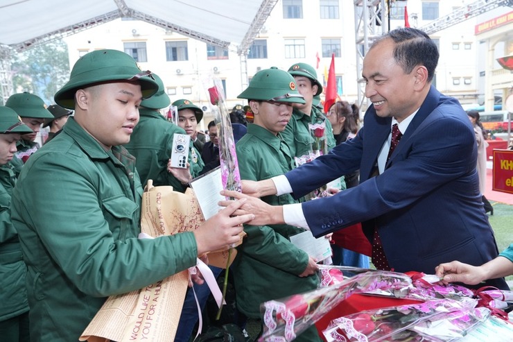 Chủ tịch Ủy ban MTTQ Việt Nam Thành phố Nguyễn Lan Hương động viên tân binh quận Tây Hồ lên đường nhập ngũ- Ảnh 4.