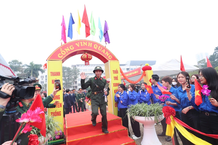Phó Chủ tịch HĐND Thành phố Phạm Quí Tiên dự Lễ giao, nhận quân tại quận Cầu Giấy- Ảnh 4.