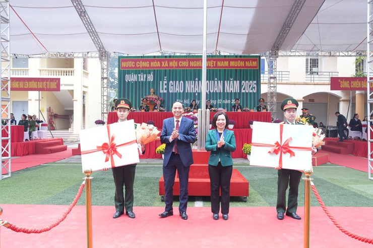 Chủ tịch Ủy ban MTTQ Việt Nam Thành phố Nguyễn Lan Hương động viên tân binh quận Tây Hồ lên đường nhập ngũ- Ảnh 2.