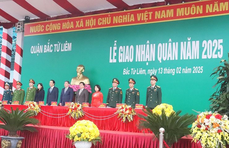 Quận Bắc Từ Liêm tiễn 79 thanh niên tiêu biểu lên đường nhập ngũ- Ảnh 1.