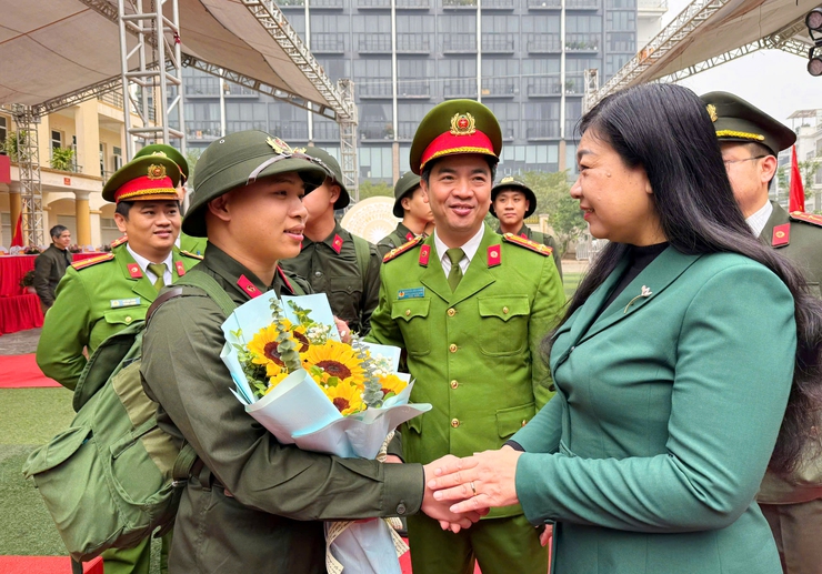 Chủ tịch Ủy ban MTTQ Việt Nam Thành phố Nguyễn Lan Hương động viên tân binh quận Tây Hồ lên đường nhập ngũ- Ảnh 1.