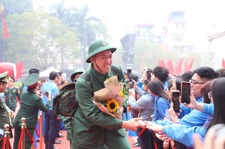 Hơn 60 tân binh quận Hoàn Kiếm nô nức lên đường nhập ngũ- Ảnh 1.
