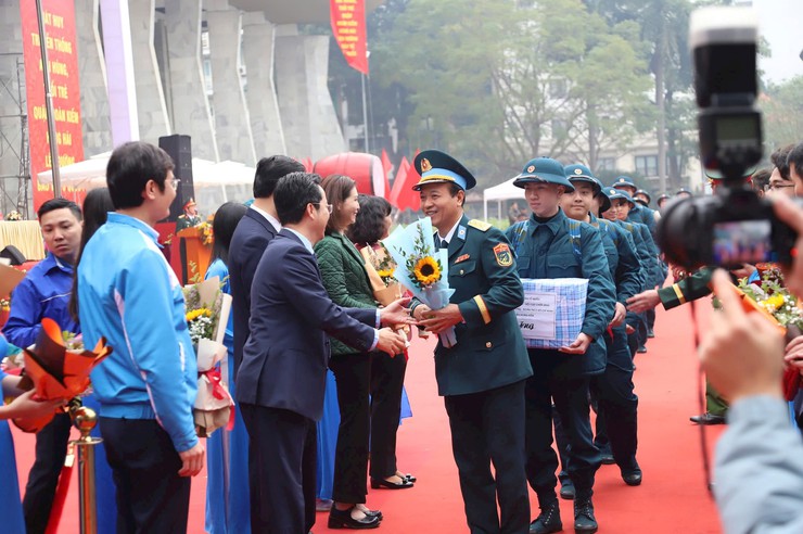 Hơn 60 tân binh quận Hoàn Kiếm nô nức lên đường nhập ngũ- Ảnh 2.