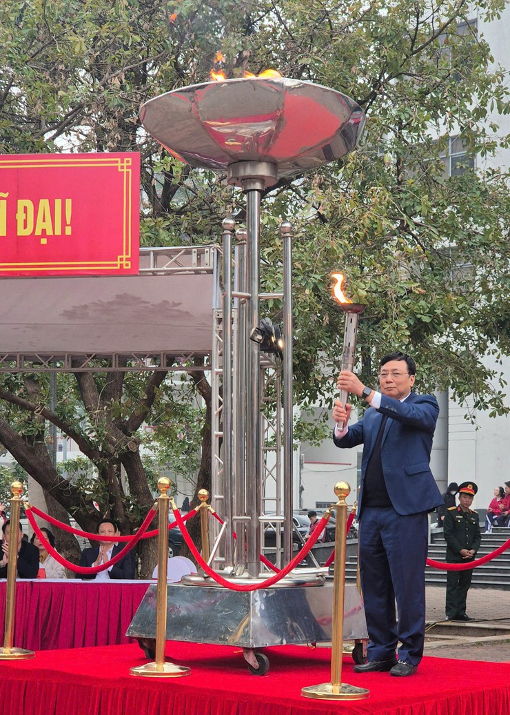 Lễ giao nhận quân quận Hai Bà Trưng năm 2025: 102 thanh niên lên đường nhập ngũ- Ảnh 2.