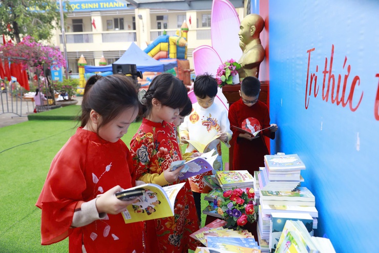 Tưng bừng Ngày hội sách Xuân Ất Tỵ 2025 tại quận Long Biên: “Tri thức trao tay - Xuân vạn điều may”- Ảnh 3.