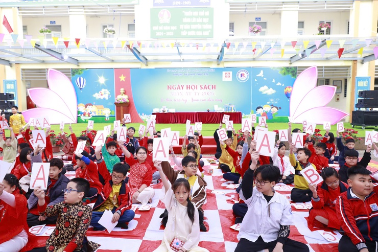 Tưng bừng Ngày hội sách Xuân Ất Tỵ 2025 tại quận Long Biên: “Tri thức trao tay - Xuân vạn điều may”- Ảnh 10.