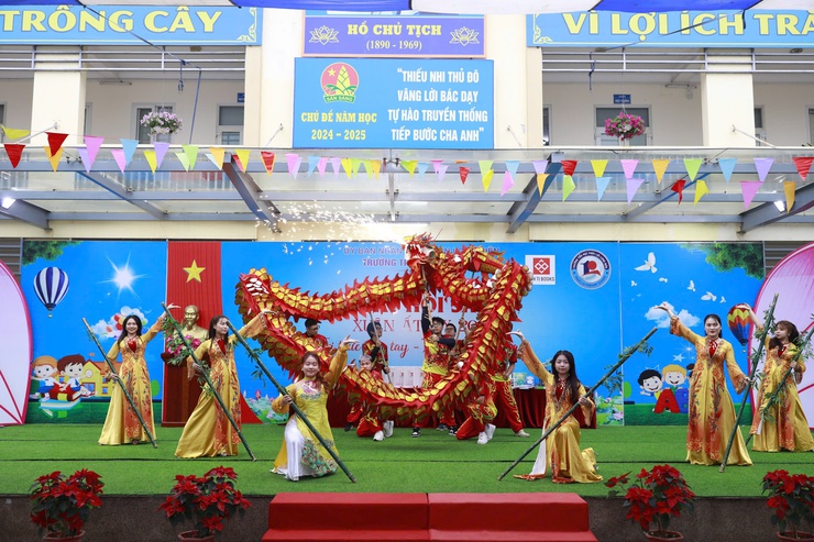 Tưng bừng Ngày hội sách Xuân Ất Tỵ 2025 tại quận Long Biên: “Tri thức trao tay - Xuân vạn điều may”- Ảnh 1.