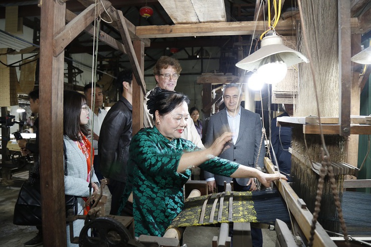 World Crafts Council delegation visits Van Phuc Silk Village- Ảnh 1. World Crafts Council delegation visits Van Phuc Silk Village- Ảnh 1.
