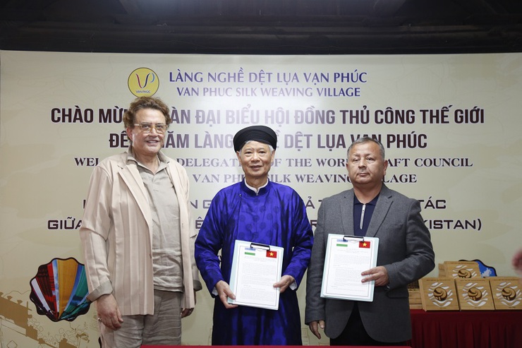 World Crafts Council delegation visits Van Phuc Silk Village- Ảnh 2. World Crafts Council delegation visits Van Phuc Silk Village- Ảnh 2.