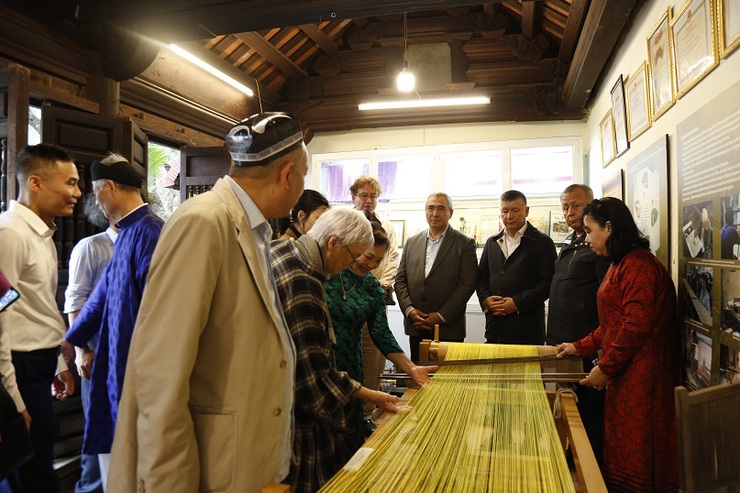 World Crafts Council delegation visits Van Phuc Silk Village- Ảnh 3. World Crafts Council delegation visits Van Phuc Silk Village- Ảnh 3.