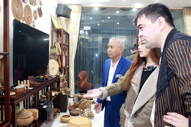 Đoàn Hội đồng Thủ công Thế giới và 3 Tỉnh trưởng của Cộng hòa Uzbekistan thăm và làm việc tại huyện Chương Mỹ- Ảnh 3.