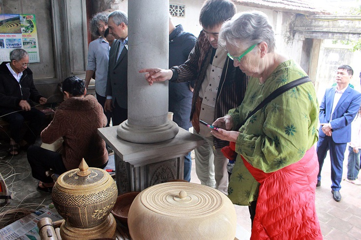 Đoàn Hội đồng Thủ công Thế giới và 3 Tỉnh trưởng của Cộng hòa Uzbekistan thăm và làm việc tại huyện Chương Mỹ- Ảnh 1.