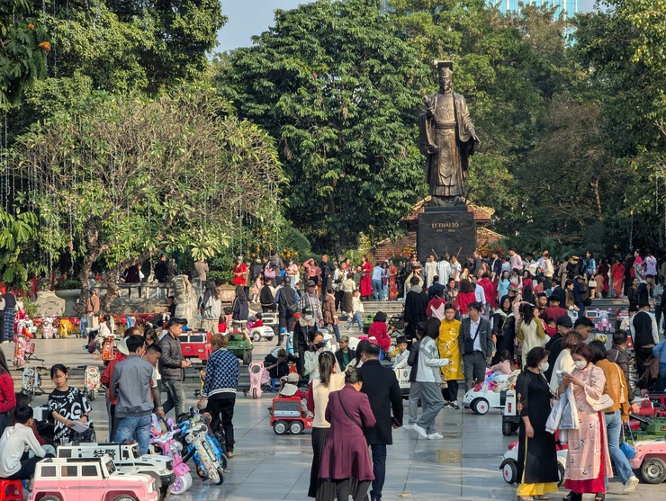Hà Nội đón khoảng 1 triệu lượt khách du lịch dịp Tết Nguyên đán Ất Tỵ 2025- Ảnh 2.