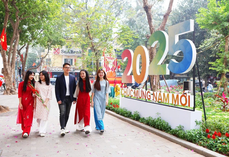 Hà Nội đón khoảng 1 triệu lượt khách du lịch dịp Tết Nguyên đán Ất Tỵ 2025- Ảnh 1.