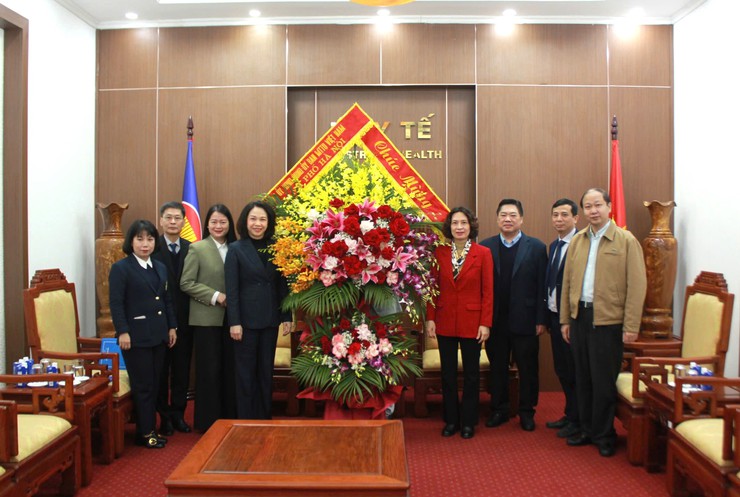 Phó Chủ tịch UBND Thành phố Vũ Thu Hà thăm, chúc mừng Bộ Y tế, các bệnh viện nhân Ngày Thầy thuốc Việt Nam- Ảnh 1.