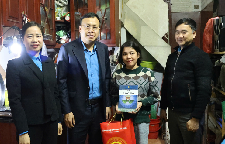 Chủ tịch Liên đoàn Lao động Thành phố Phạm Quang Thanh thăm, tặng quà cho lao động nữ có hoàn cảnh khó khăn- Ảnh 2.