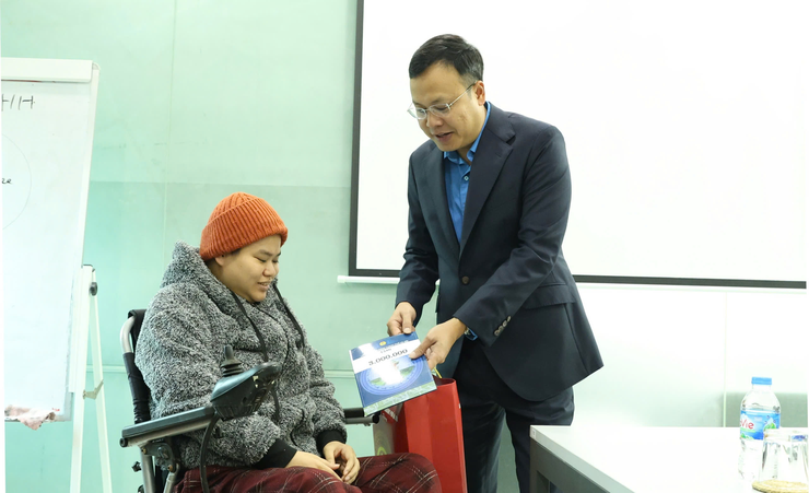 Chủ tịch Liên đoàn Lao động Thành phố Phạm Quang Thanh thăm, tặng quà cho lao động nữ có hoàn cảnh khó khăn- Ảnh 1.