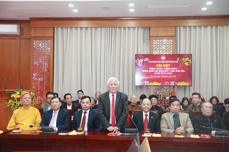 Mặt trận Thành phố gặp mặt gần 100 đại biểu văn nghệ sĩ, nhân sĩ, trí thức, chức sắc tôn giáo, kiều bào- Ảnh 2.