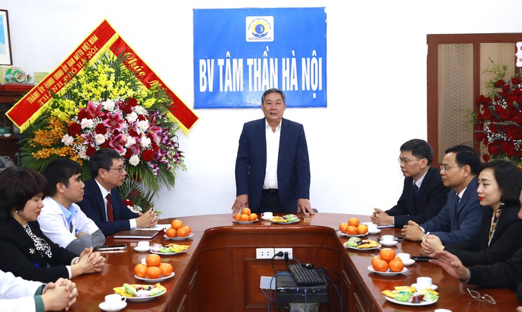 Phó Chủ tịch Thường trực UBND Thành phố Lê Hồng Sơn thăm, chúc mừng các cơ sở y tế nhân Ngày Thầy thuốc Việt Nam- Ảnh 2.
