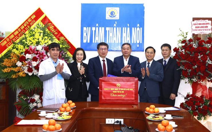 Phó Chủ tịch Thường trực UBND Thành phố Lê Hồng Sơn thăm, chúc mừng các cơ sở y tế nhân Ngày Thầy thuốc Việt Nam- Ảnh 1.