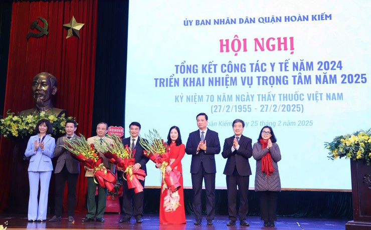 Ngành Y tế Hoàn Kiếm: Nỗ lực không ngừng vì sức khỏe cộng đồng- Ảnh 1.