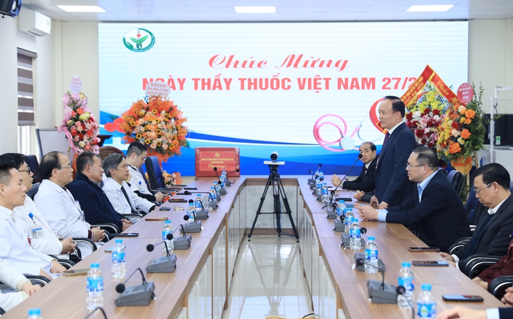 Hanoi People's Council Chairman visits healthcare facilities on Vietnamese Physicians' Day- Ảnh 2. Hanoi People's Council Chairman visits healthcare facilities on Vietnamese Physicians' Day- Ảnh 2.