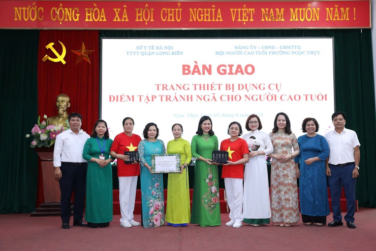 Trung tâm Y tế quận Long Biên: Tiên phong đổi mới, nâng cao chất lượng y tế cơ sở- Ảnh 4.
