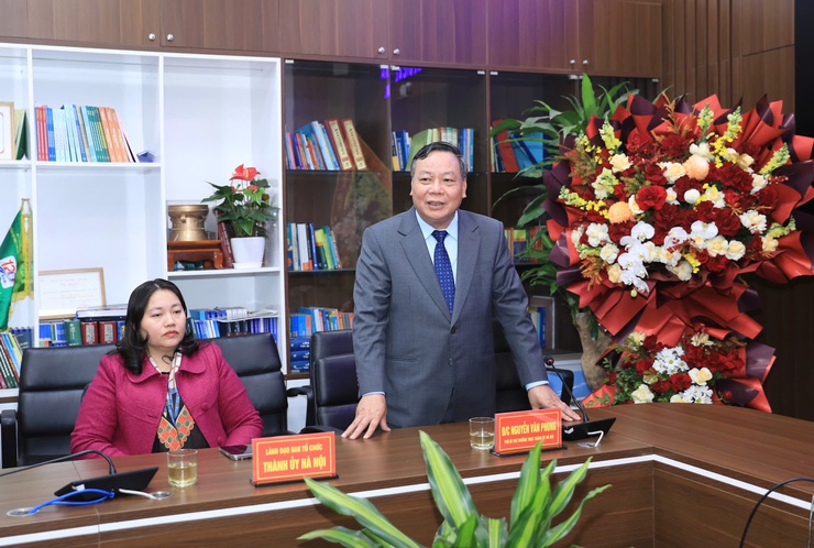 Phó Bí thư Thường trực Thành ủy Nguyễn Văn Phong thăm, chúc mừng Bệnh viện Đại học Y Hà Nội- Ảnh 2.