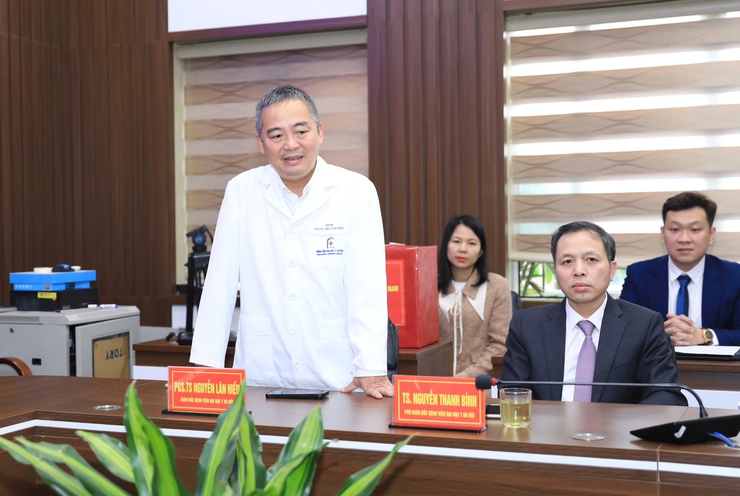 Phó Bí thư Thường trực Thành ủy Nguyễn Văn Phong thăm, chúc mừng Bệnh viện Đại học Y Hà Nội- Ảnh 3.
