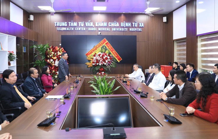 Phó Bí thư Thường trực Thành ủy Nguyễn Văn Phong thăm, chúc mừng Bệnh viện Đại học Y Hà Nội- Ảnh 1.