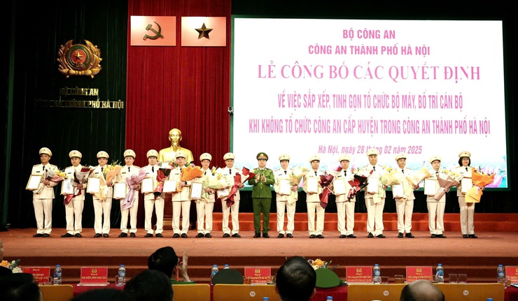 Công an Thành phố công bố quyết định sắp xếp tinh gọn bộ máy khi không tổ chức Công an cấp huyện- Ảnh 4.