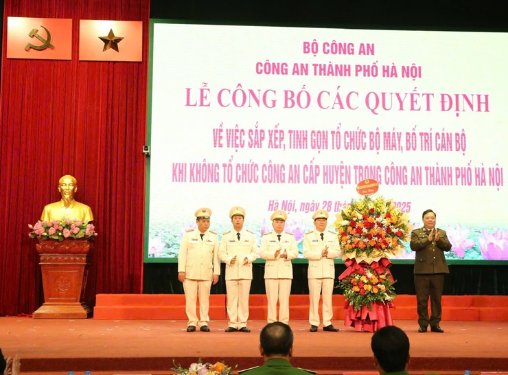 Công an Thành phố công bố quyết định sắp xếp tinh gọn bộ máy khi không tổ chức Công an cấp huyện- Ảnh 1.