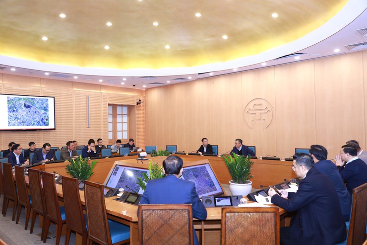 Chủ tịch Hà Nội giao các ngành khẩn trương  triển khai đồng bộ các giải pháp lấy nước từ sông Hồng qua hồ trung gian để bổ cập sông Tô Lịch - Ảnh 2.