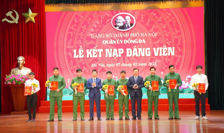 Quận Đống Đa kết nạp Đảng cho 8 tân binh tiêu biểu xuất sắc- Ảnh 2.