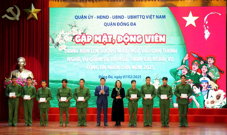 Quận Đống Đa kết nạp Đảng cho 8 tân binh tiêu biểu xuất sắc- Ảnh 3.