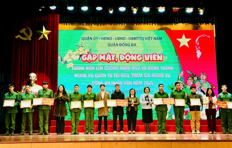 Quận Đống Đa kết nạp Đảng cho 8 tân binh tiêu biểu xuất sắc- Ảnh 4.