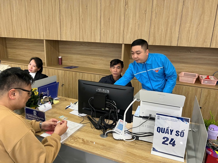 Thanh niên quận Tây Hồ triển khai đội hình tình nguyện hỗ trợ người dân thực hiện dịch vụ công trực tuyến- Ảnh 2.