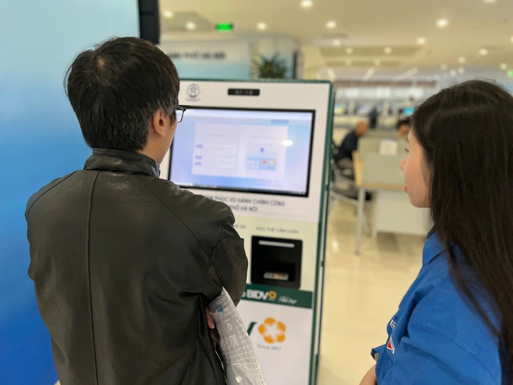 Thanh niên quận Tây Hồ triển khai đội hình tình nguyện hỗ trợ người dân thực hiện dịch vụ công trực tuyến- Ảnh 3.