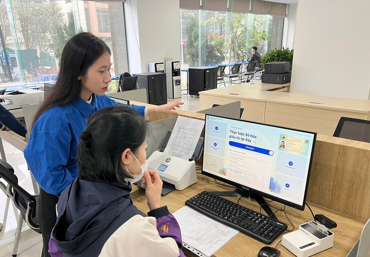 Thanh niên quận Tây Hồ triển khai đội hình tình nguyện hỗ trợ người dân thực hiện dịch vụ công trực tuyến- Ảnh 1.