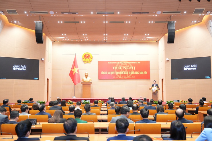 Đảng ủy UBND Thành phố công bố các quyết định chuyển giao tổ chức đảng, đảng viên- Ảnh 1.