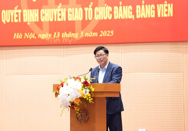 Đảng ủy UBND Thành phố công bố các quyết định chuyển giao tổ chức đảng, đảng viên- Ảnh 3.