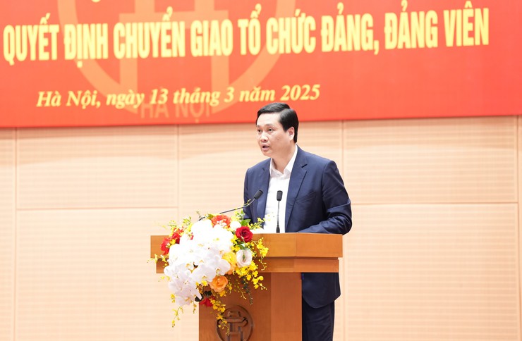 Đảng ủy UBND Thành phố công bố các quyết định chuyển giao tổ chức đảng, đảng viên- Ảnh 4.