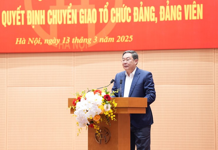 Đảng ủy UBND Thành phố công bố các quyết định chuyển giao tổ chức đảng, đảng viên- Ảnh 5.