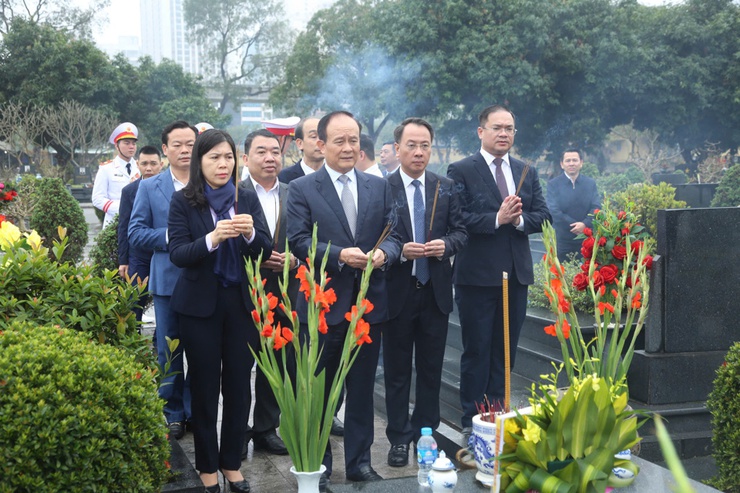 Đoàn đại biểu thành phố Hà Nội dâng hương tại Nghĩa trang Mai Dịch- Ảnh 4.